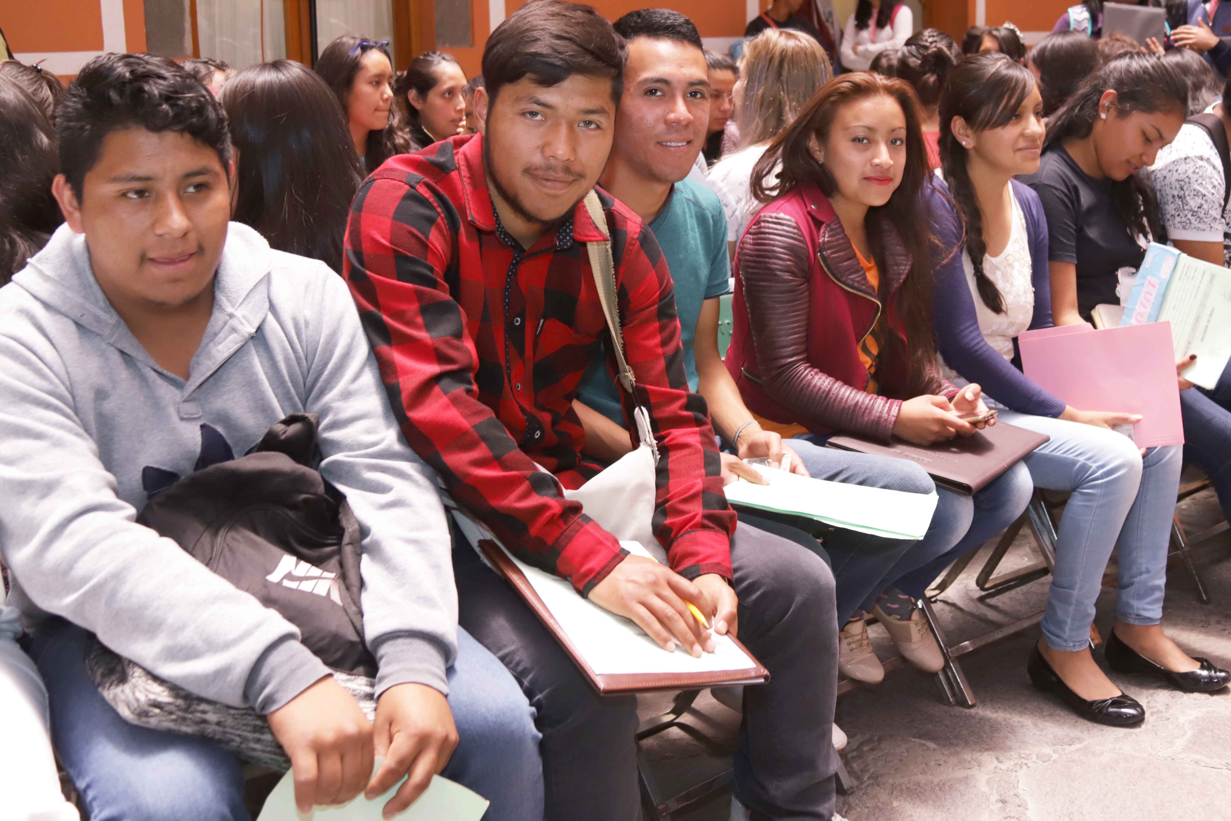 Obtienen cerca de tres mil jóvenes  beca “Tu Prepa Terminada”
